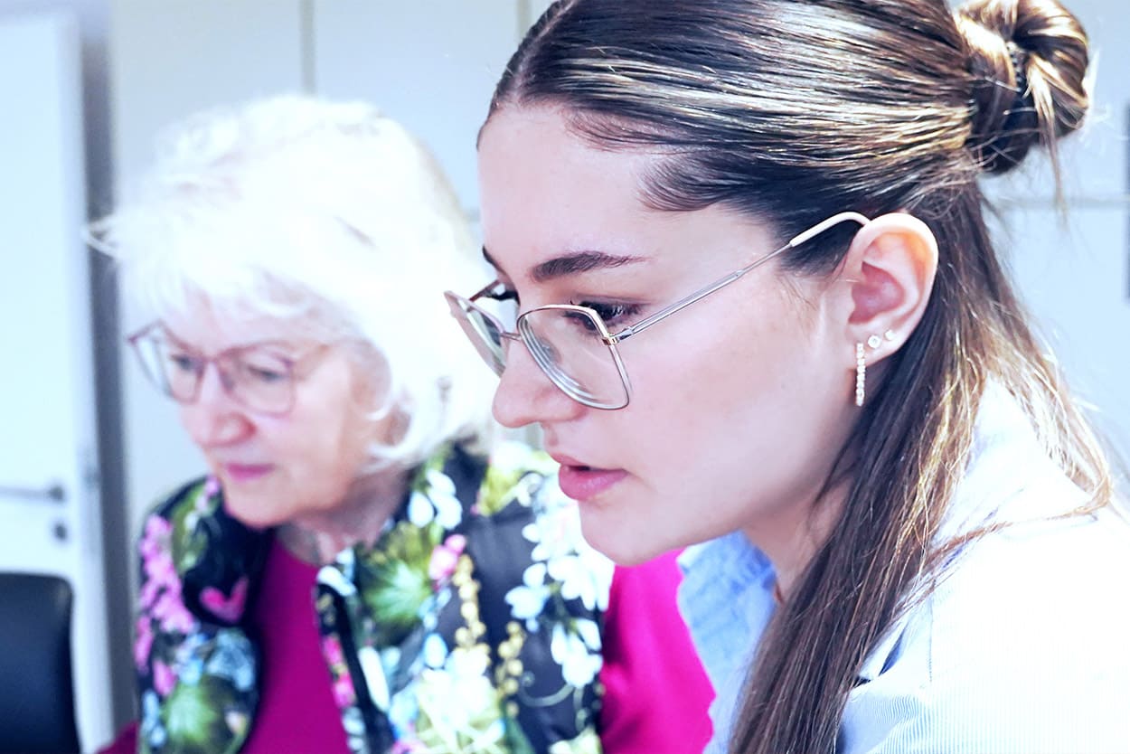 Dekoratives Bild mit junger und älterer Frau sind konzentriert