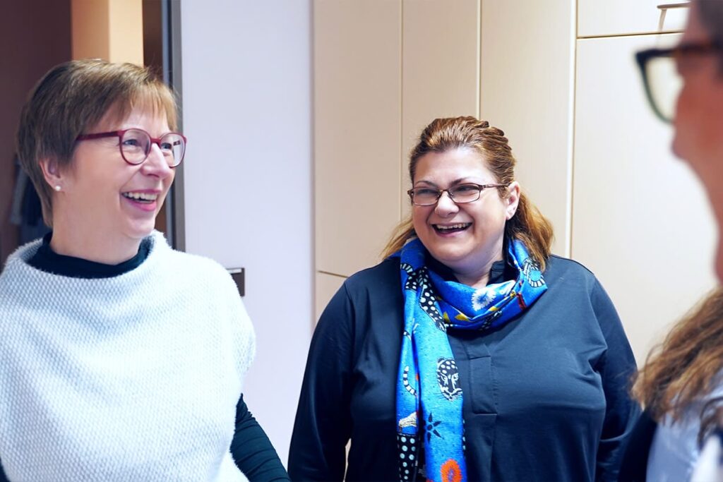 Drei lachende ARTCON Teammitglieder